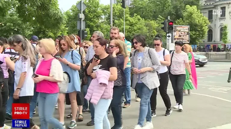 Mitingul general al profesorilor, în imagini. Protestatarii au cântat imnul național în Piața Victoriei | FOTO&VIDEO
