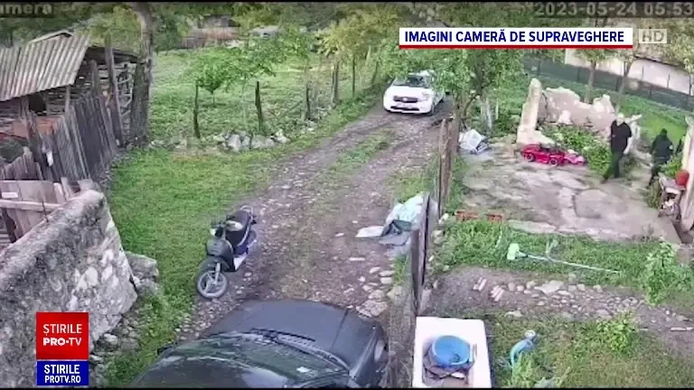 Un scandal iscat între vecini, în Prahova, s-a lăsat cu incendieri. O vacă ar fi fost bătută cu parul