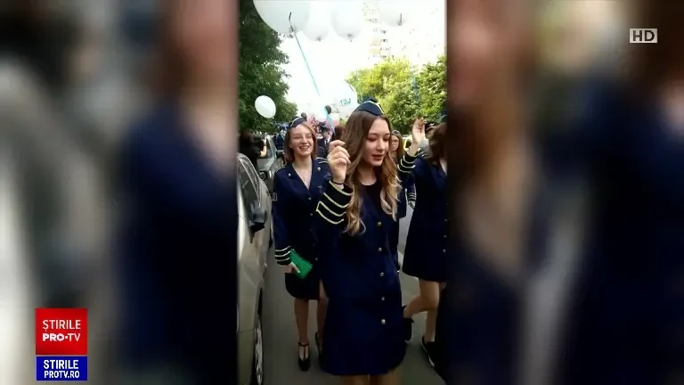 Adolescenții din anii terminali, cu gândul la balurile de sfârșit de an. Pentru petrecere părinții plătesc ca pentru o nuntă