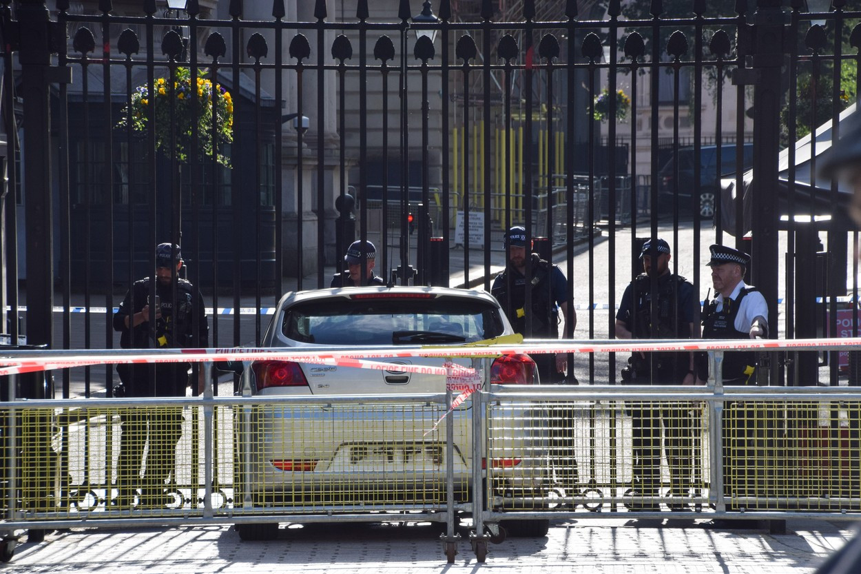 Un bărbat a intrat cu mașina în poarta reședinței oficiale a premierului Marii Britanii. Ce spun anchetatorii