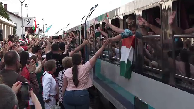 Pelerini din Ungaria, primiți cu flori și cozonac la Tg. Mureș. Procesiunea de la Șumuleu Ciuc adună sute de mii de oameni