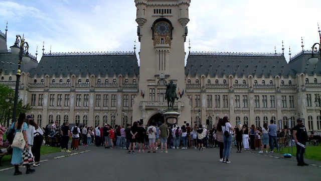 Spectacol la Palatul Culturii din Iași. Dansatorii de afară și labirintul de oglinzi dinăuntru i-au impresionat pe oameni