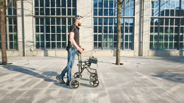 Este paralizat, dar acum își poate folosi picioarele. Un bărbat poate din nou să meargă datorită inteligenței artificiale