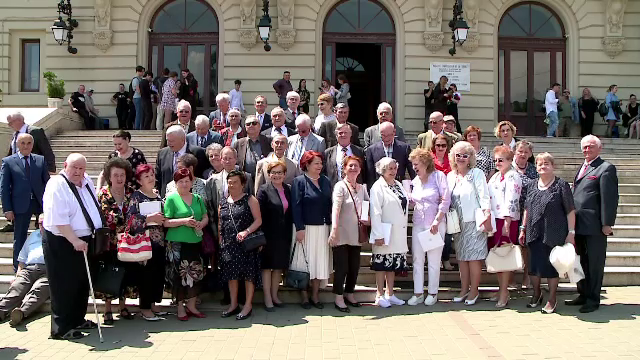 Întâlnire emoționantă la Iași. Zeci de seniori au sărbătorit 50 de ani de la absolvirea Facultății de Drept