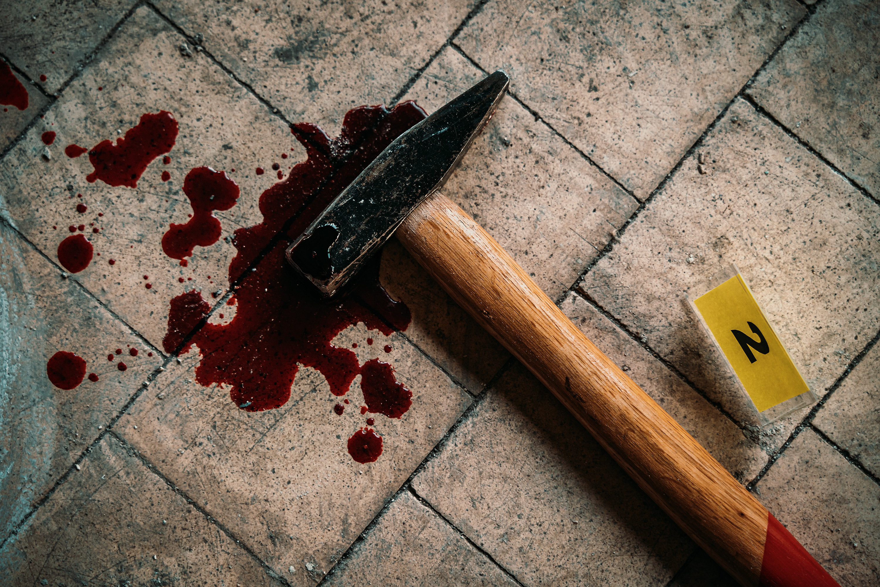 Un tânăr din Iași a încercat să omoare o prostituată și a lovit-o de mai multe ori cu un ciocan în cap