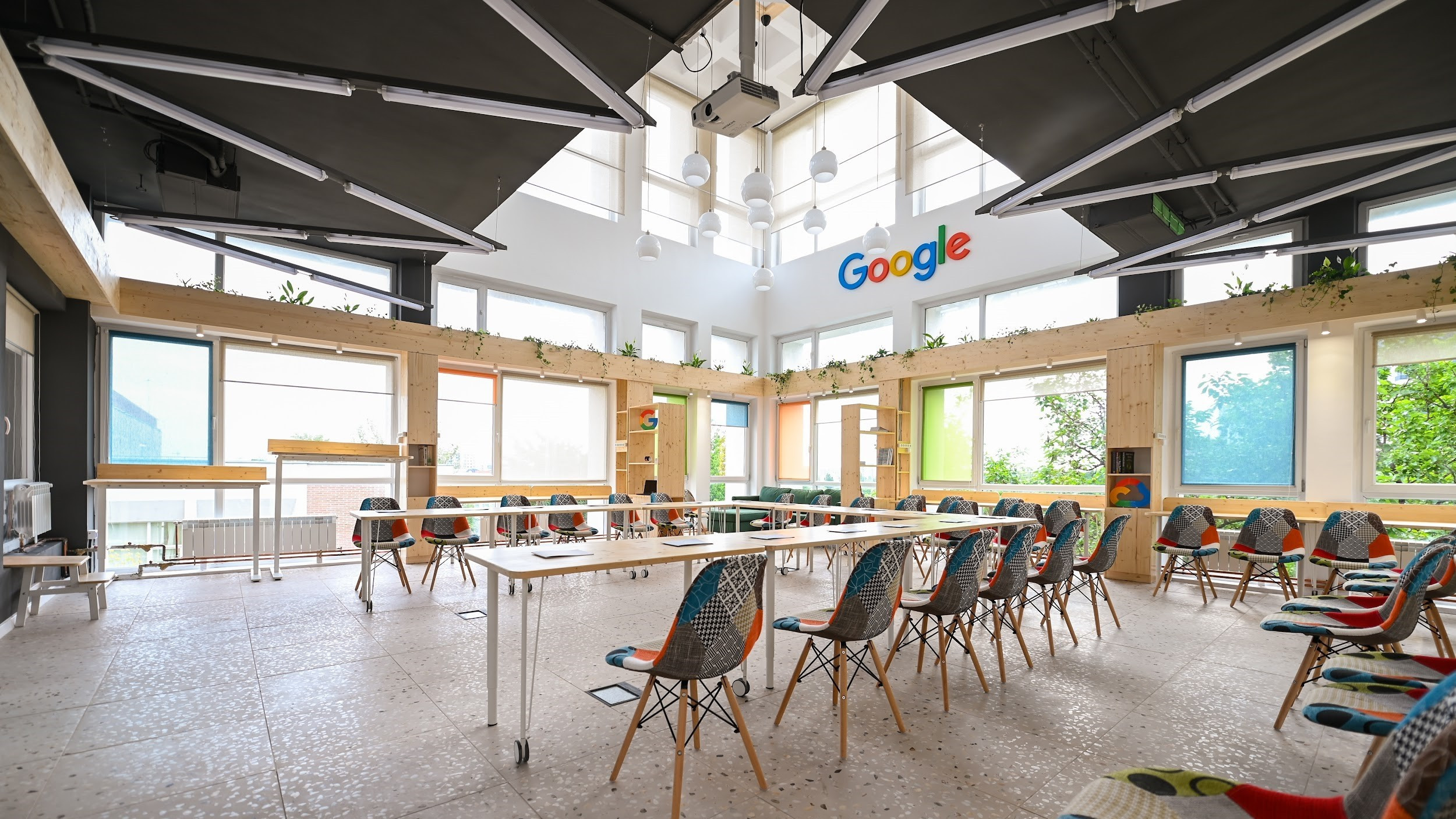 Școli de vară, internship și workshopuri pentru studenți. Google deschide un nou Google Lab, la Politehnică