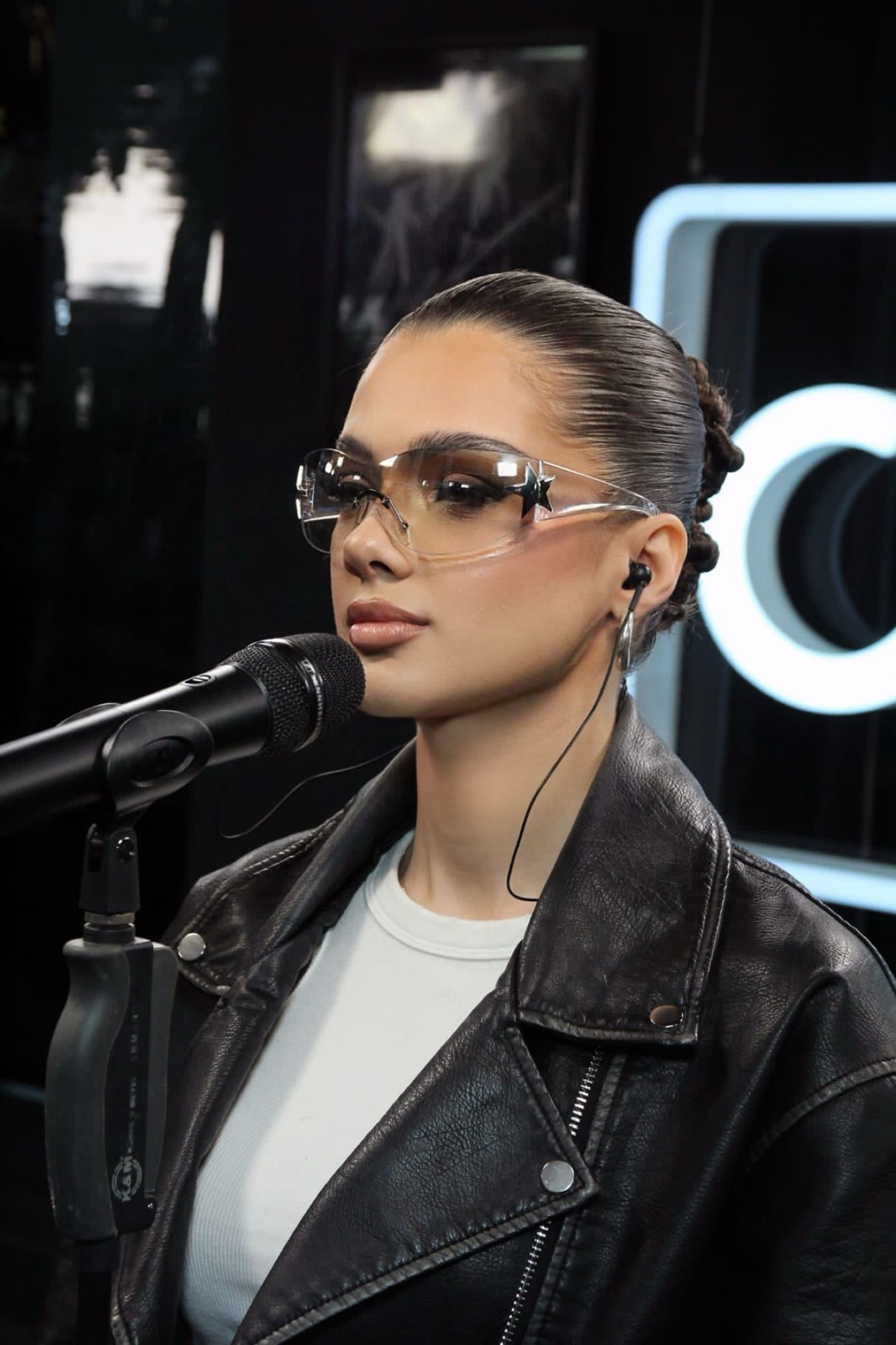 Cine este cântăreața care domină topurile radio din România. Are hituri captivante și o voce extraordinară