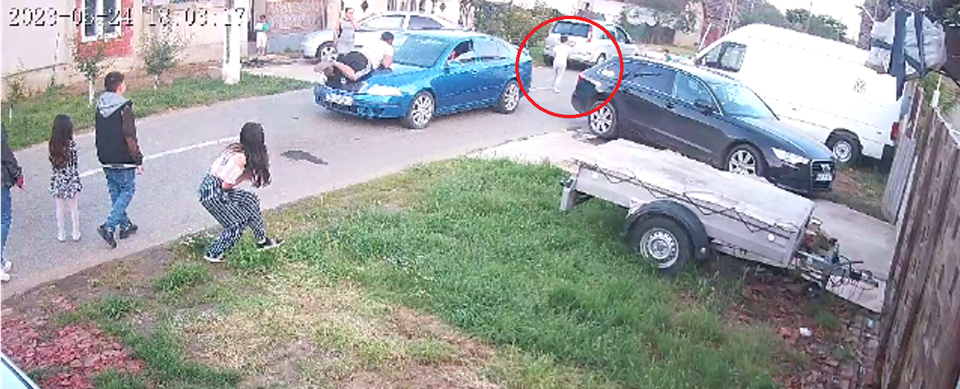 Momentul în care un tânăr fără permis trece cu maşina furată peste un copil, apoi fuge de la faţa locului, în Timiș