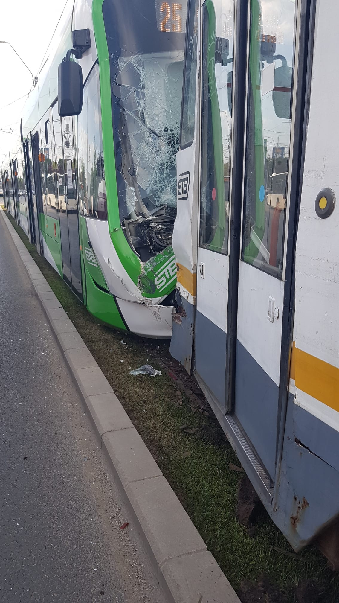 Accident între două tramvaie pe Șoseaua Giurgiului. Unul dintre ele a deraiat