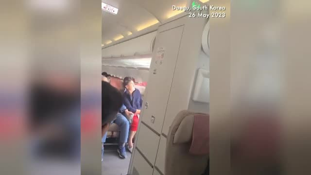 Groază într-un avion. Un pasager ar fi deschis o ieșire de urgență în zbor, când pilotul se pregătea de aterizare. VIDEO