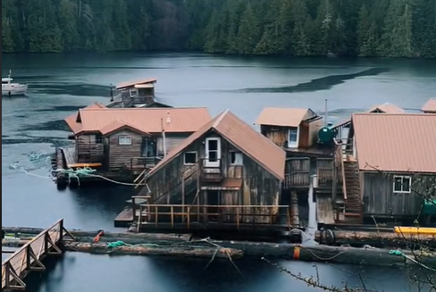 Locul neobișnuit în care casele sunt amplasate pe apă. Vizitatorii pot ajunge acolo cu hidroavionul | VIDEO