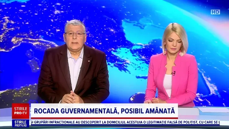 Momentul în care un motociclist de 18 ani se izbește de o autoutilitară. Tânărul a fost proiectat în curtea unei spălătorii