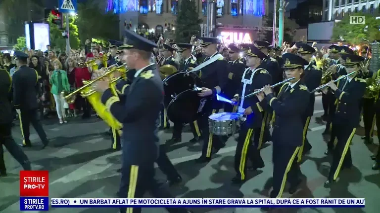 Spectacol impresionant cu torțe al militarilor, de Ziua Eroilor. Cum a descris o turistă asiatică parada din București