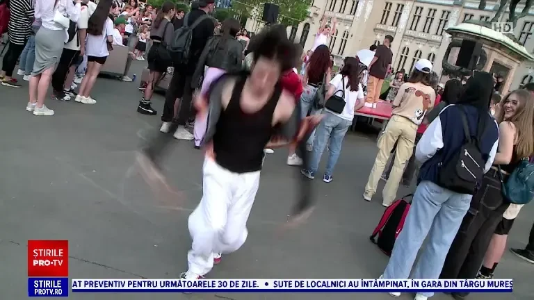 Spectacol la Palatul Culturii din Iași. Dansatorii de afară și labirintul de oglinzi dinăuntru i-au impresionat pe oameni