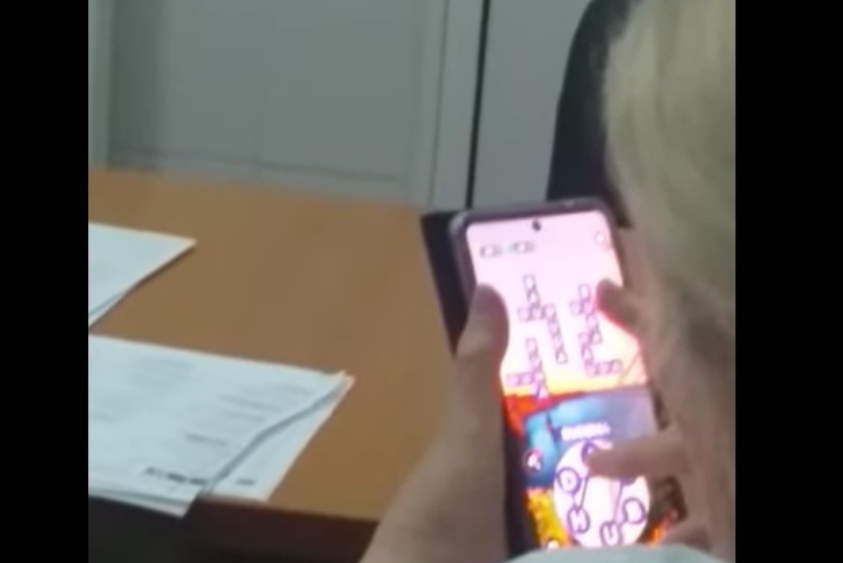 Un medic din Huși a fost filmat în timp ce se juca pe telefon, iar pacineții stăteau la ușă. „Poți să aștepți și trei ore”