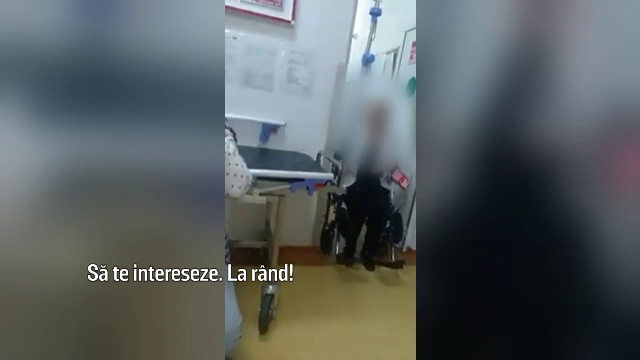 Reacția unei doctorițe când un pacient i-a reproșat că nu îl primește la consultație ca să se joace pe telefon