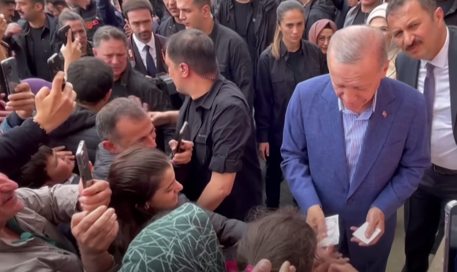 VIDEO. Președintele Recep Erdogan a dat bani susținătorilor săi chiar în ziua alegerilor prezidențiale