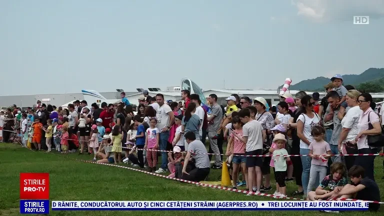 Ziua porților deschise la Aeroclubul României. Piloții sportivi din toată țara au sărbătorit în avans Ziua Copilului