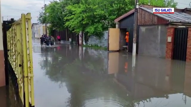 Vreme rea în toată țara. Zeci curți din Galați au fost inundate. Timișorenii au fost avertizați prin RO-Alert să stea în case