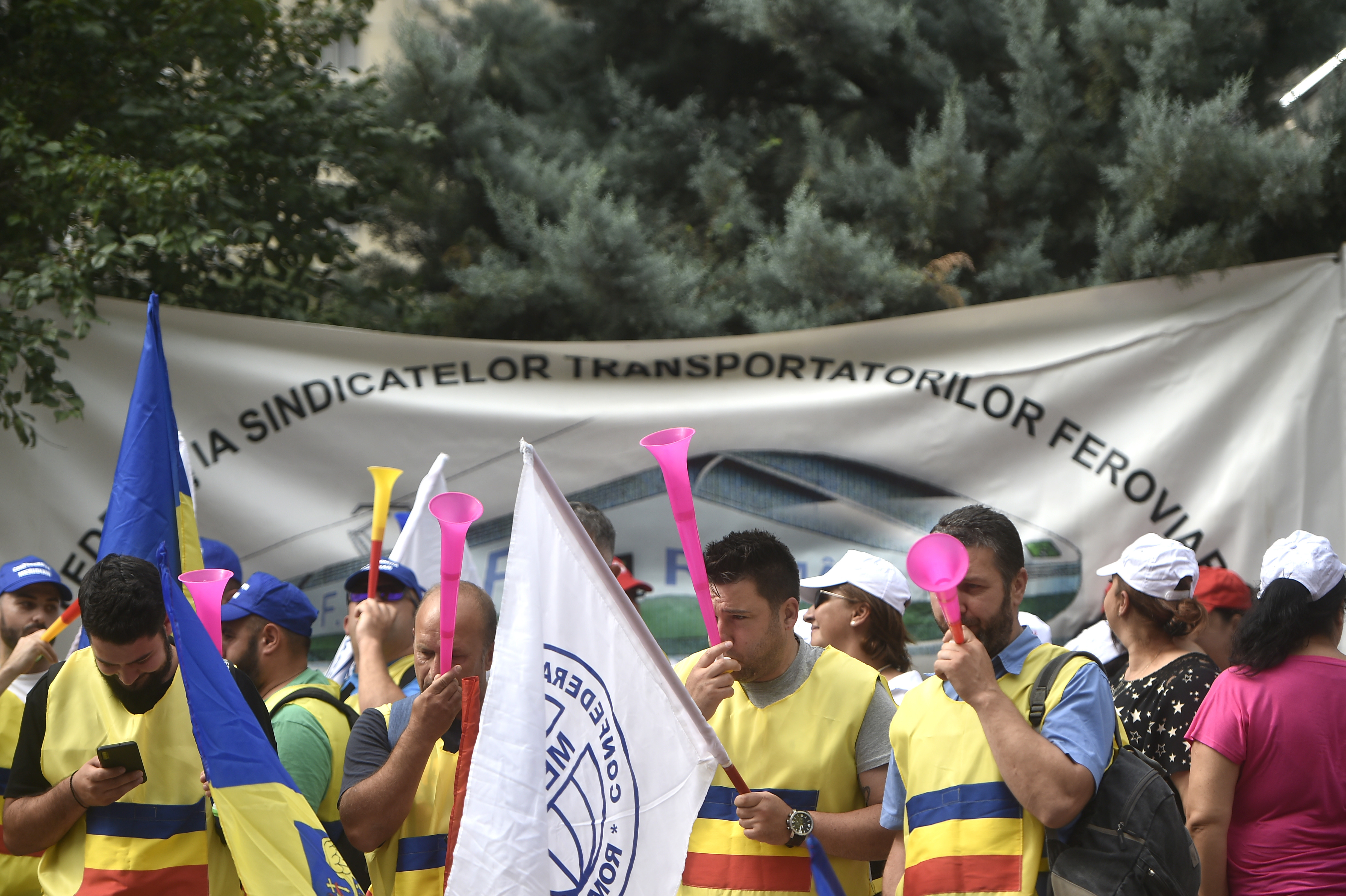 Ceferiştii au ieșit în stradă și amenință cu greva generală de la 1 iulie. Ce revendicări au sindicaliștii