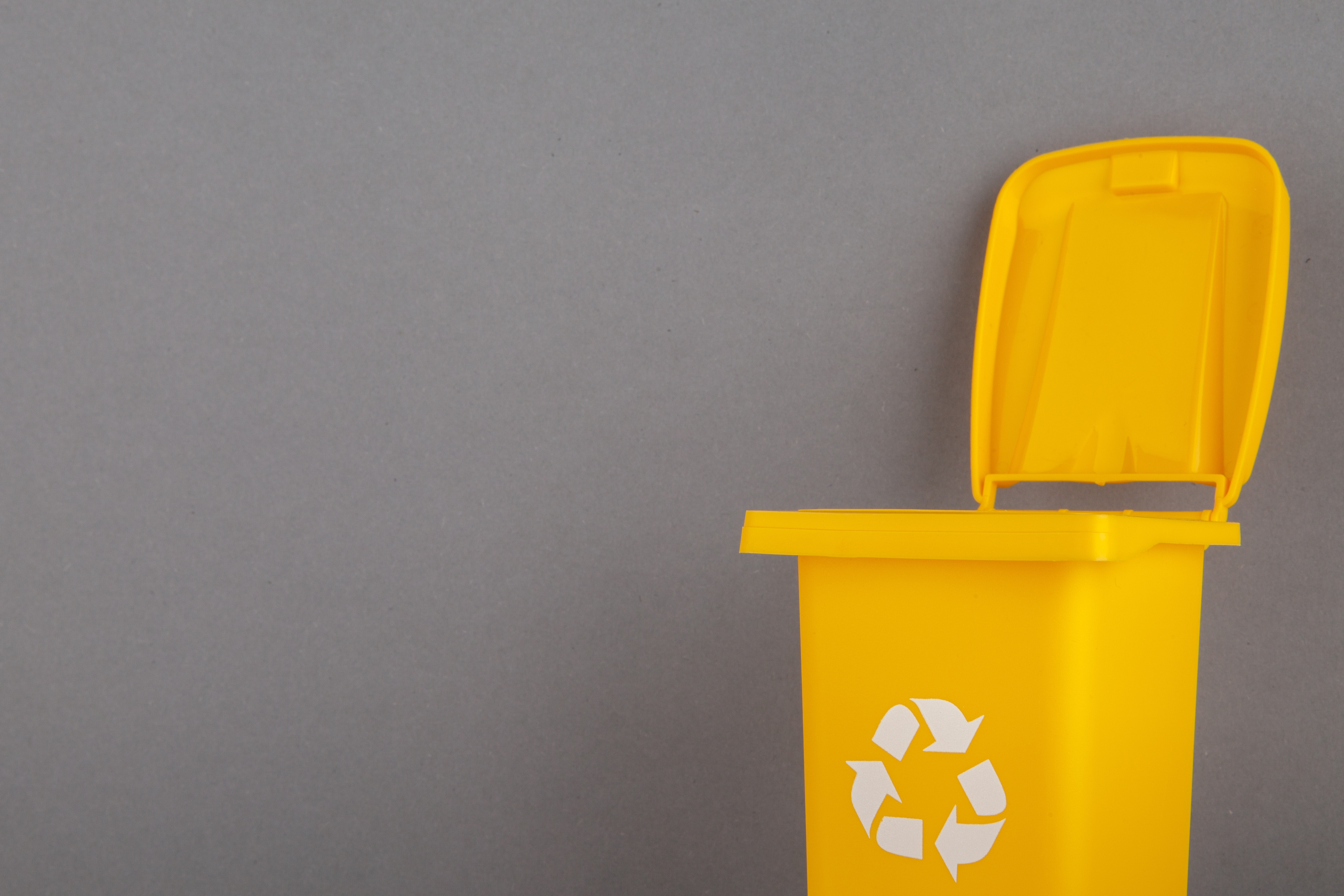 Cosul galben pentru plastic