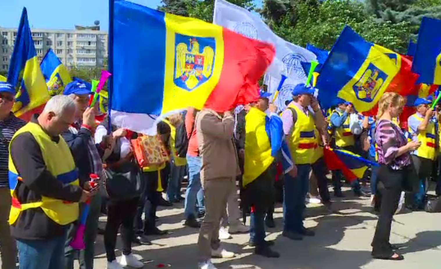Sute de CFR-iști au protestat în București și cer măriri salariale. Cât câștigă fiecare membru al personalului unui tren