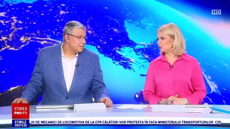 Spectacol la Grădina Zoologică din Rădăuți. Baloo, un urs năzdrăvan, a fost filmat în timp ce se bălăcea în apă cu o anvelopă