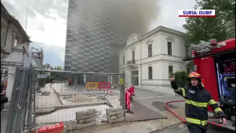 60 de pompieri s-au luptat să stingă incendiul de pe Dorobanți. Pagubele sunt însemnate
