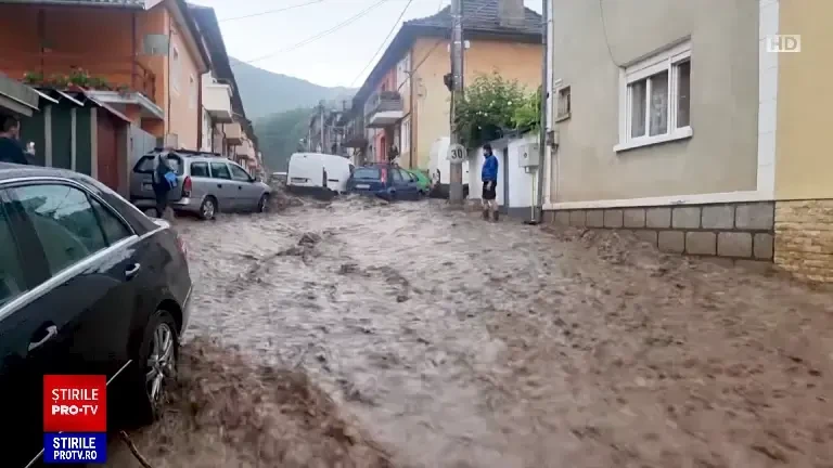 „Mamă, vin mașinile la vale!”. Potopul s-a abătut asupra României. Pompierii din turele libere, chemaţi să intervină