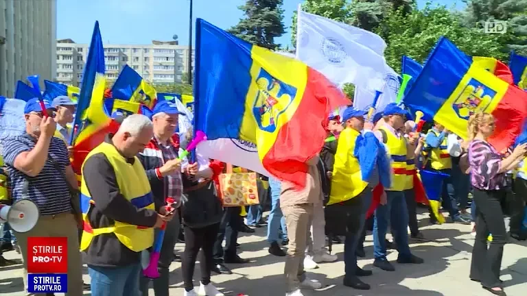 Protest la CFR. Cât câștigă fiecare membru al personalului unui tren