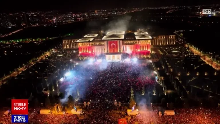 „E tatăl nostru, e totul pentru noi!”. Turcii au ieșit câtă frunză, câtă iarbă pentru a celebra triumful „sultanului” Erdogan