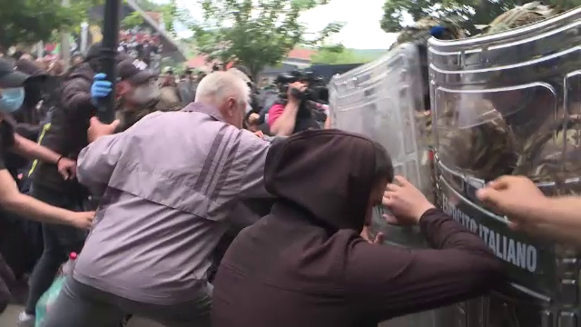 Ciocnire violentă între protestatari și trupele de menținere a păcii în Kosovo. 25 de soldați au fost răniți