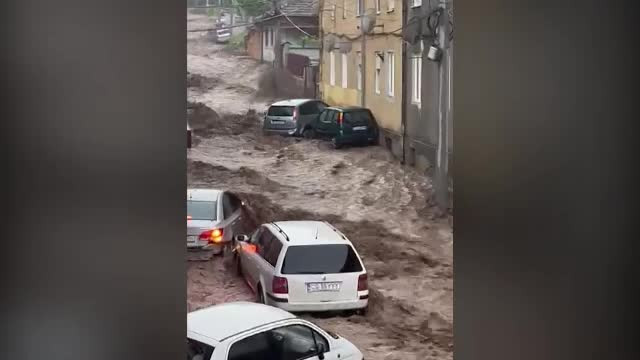 „Mamă, vin mașinile la vale!”. Potopul s-a abătut asupra României. Pompierii din turele libere, chemaţi să intervină