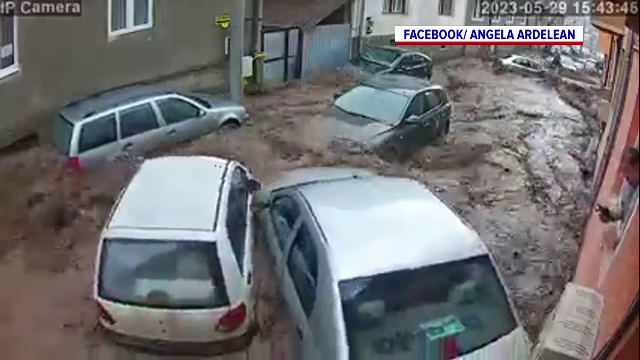 „Îi daună totală la cum arată”. Viiturile din Reșița au lovit mașinile parcate pe străzi ca pe popice