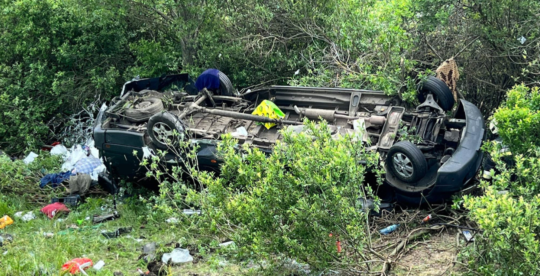 Accident grav în Ungaria. Un mort și 3 răniți după ce un microbuz înmatriculat în România s-a răsturnat | FOTO