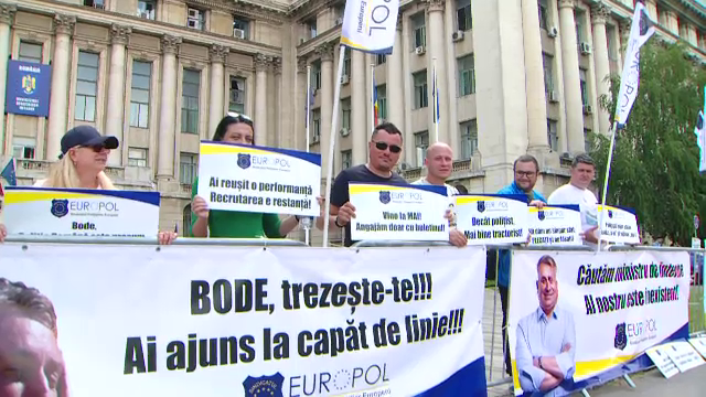 Polițiștii protestează la MAI. Agenții, nemulțumiți că tot mai puțini studenți se înscriu anual în școlile de poliție