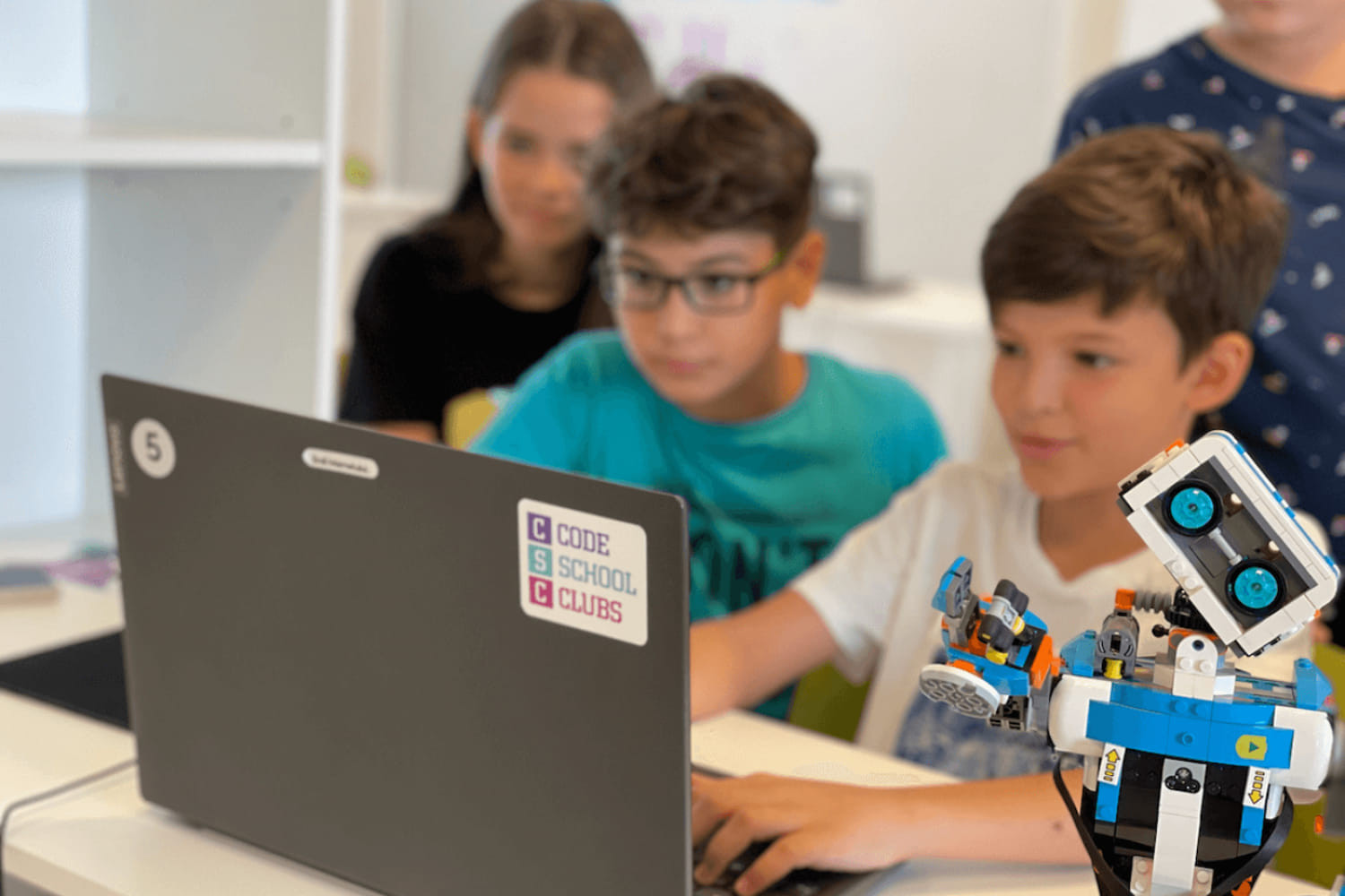 (P) Code School Clubs îți pregătește copilul să devină un lider în tehnologie