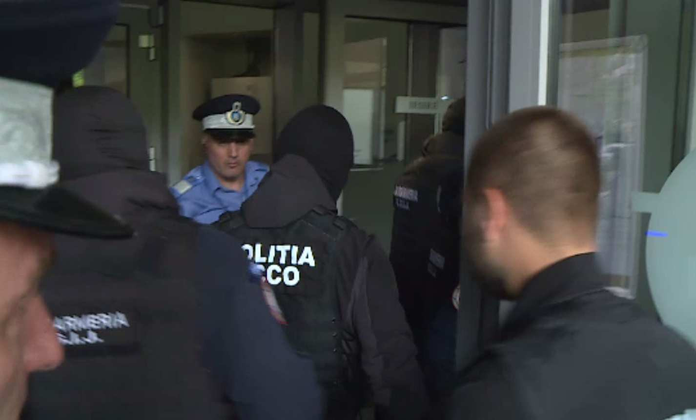 O grupare a falsificat aproape 100.000 de euro. Ce cumpărau cu bancnotele