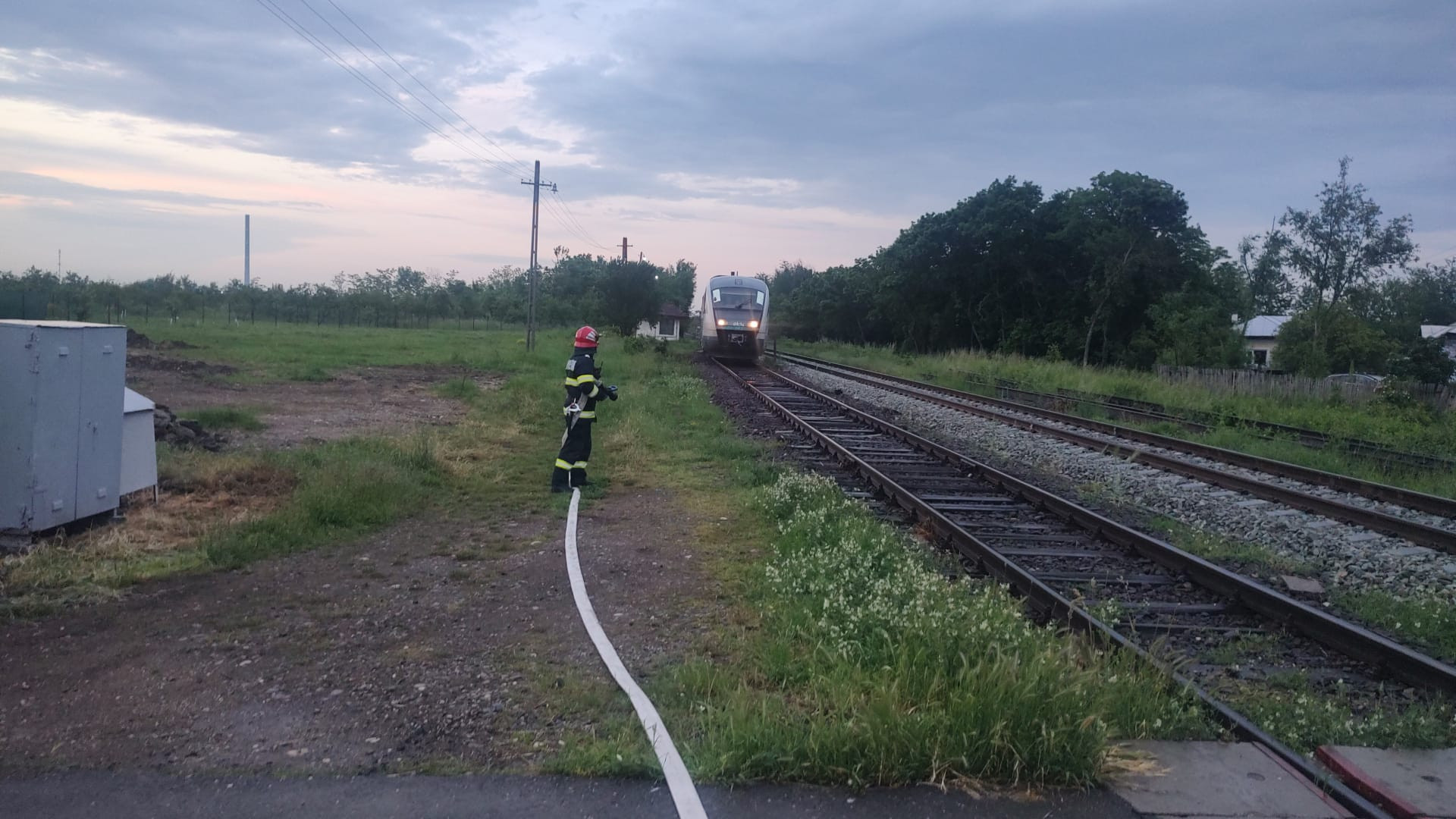 Incendiu la motorul unui tren personal în care se aflau 60 de pasageri, în Argeș