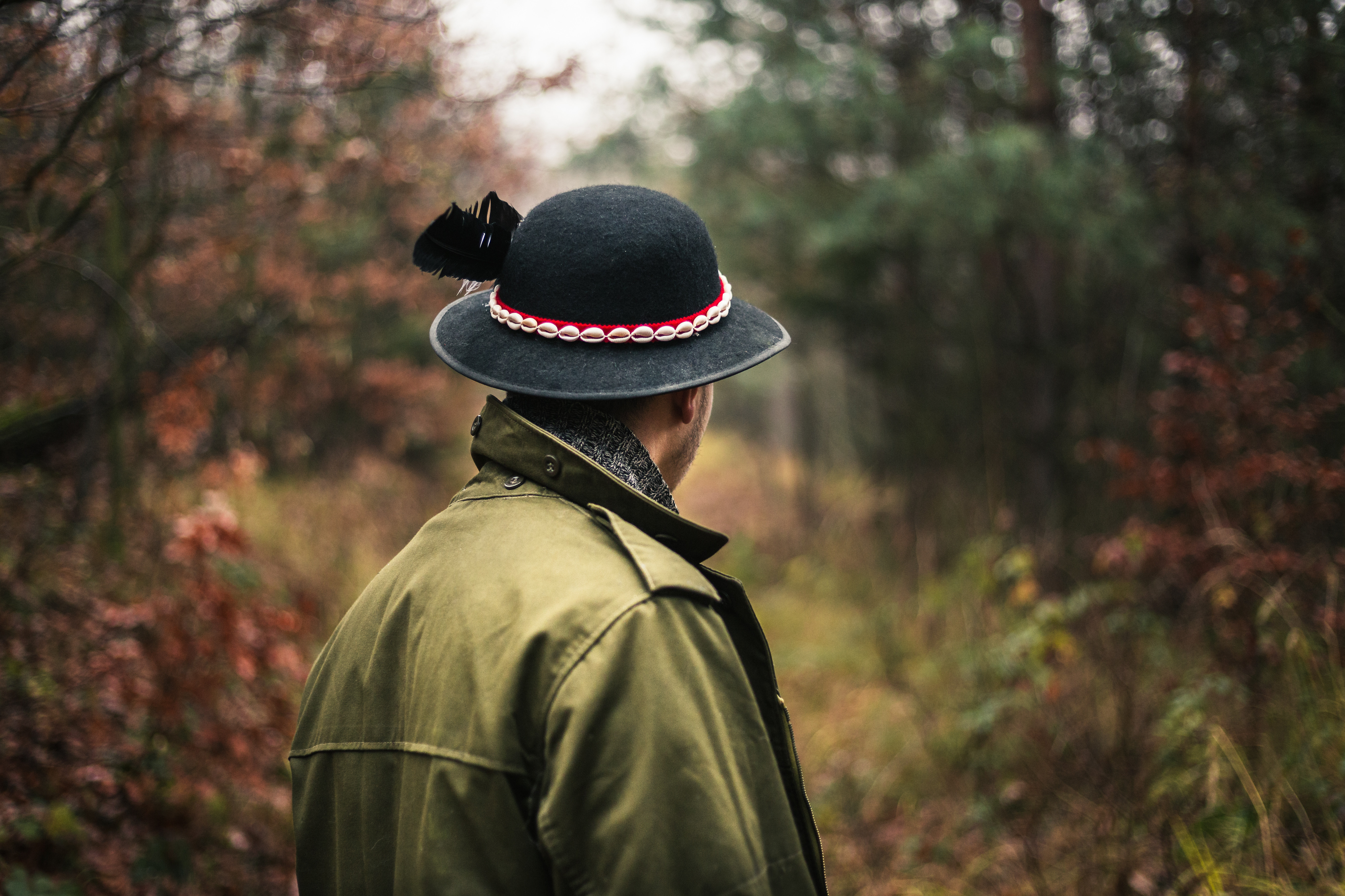 Un pădurar din Păunești, găsit inconștient în extravilanul localității. A fost bătut de ciobanii de la o stână