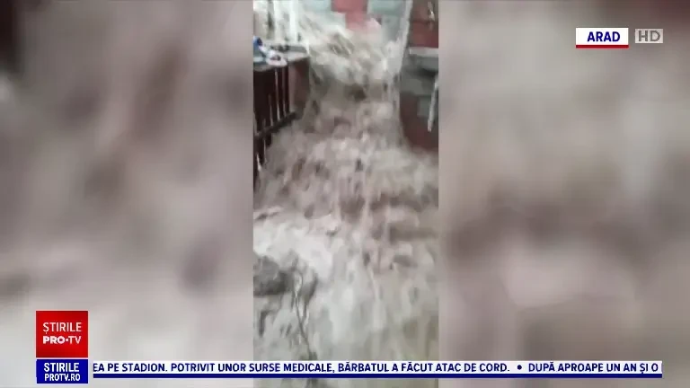 Ploile torențiale au făcut prăpăd în țară. Case și mașini luate pe sus de șuvoaie. „Nu puteam ieși afară, poate mă înecam”