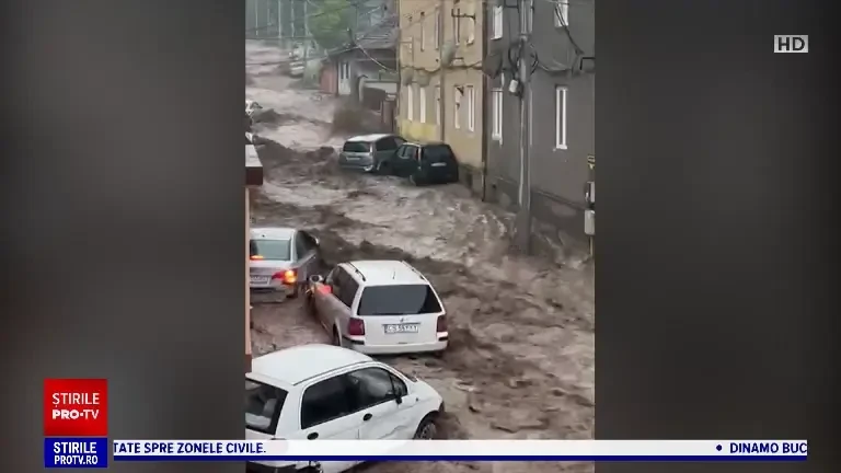 Imagini șocante surprinse la Reșița. Apele au măturat totul în cale, iar mai multe mașini au fost luate pe sus | VIDEO