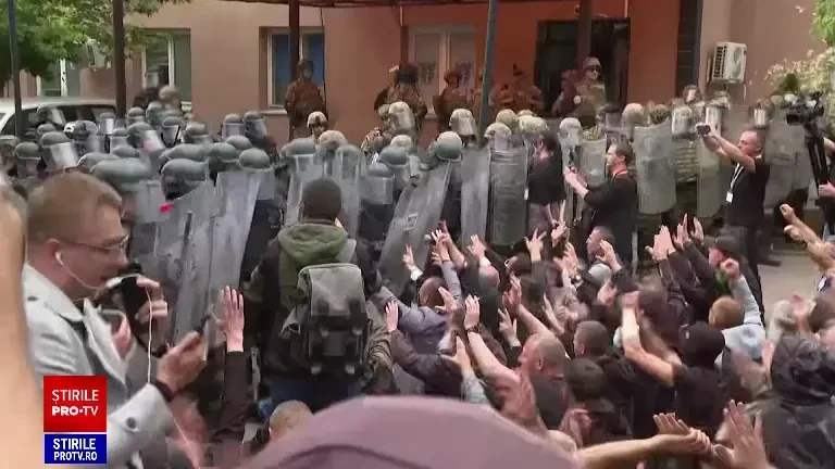 VIDEO. Momentul în care forțele NATO sunt atacate de etnicii sârbi din regiunea Kosovo. Mai mulți soldați au fost răniți