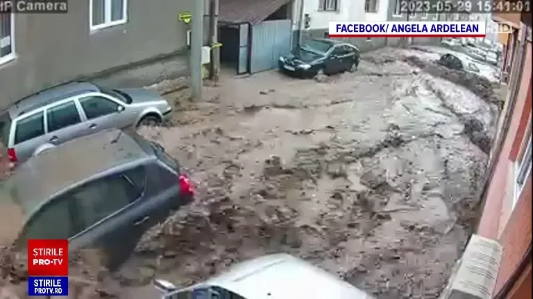 „Îi dăună totală la cum arată”. Viiturile din Reșița au lovit mașinile parcate pe străzi ca pe popice