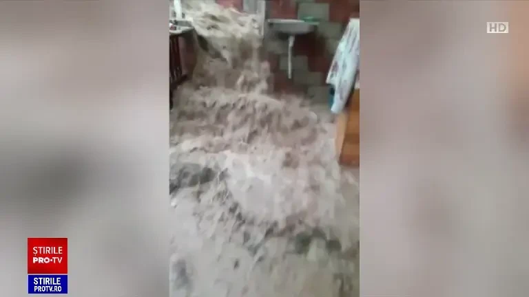 Ploile torențiale au făcut prăpăd în țară. Case și mașini luate pe sus de șuvoaie. „Nu puteam ieși afară, poate mă înecam”