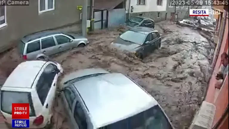 „Doamne, ajută-ne, Doamne!”. Furtunile au făcut prăpăd în vestul țării. Patru județe, în continuare sub cod portocaliu