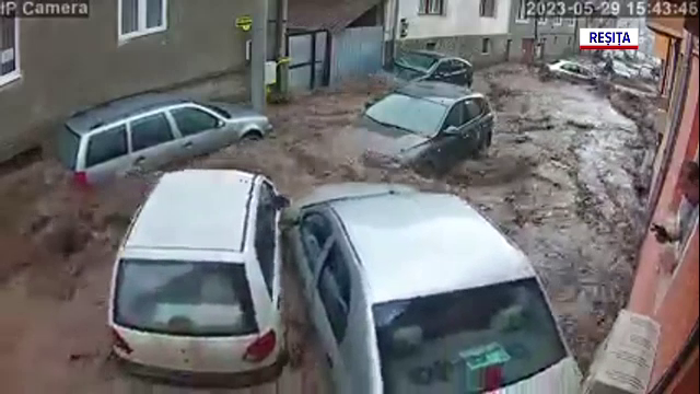 „Doamne, ajută-ne, Doamne!”. Noi imagini cu dezastrul din Reșița, produs de viitura uriașă