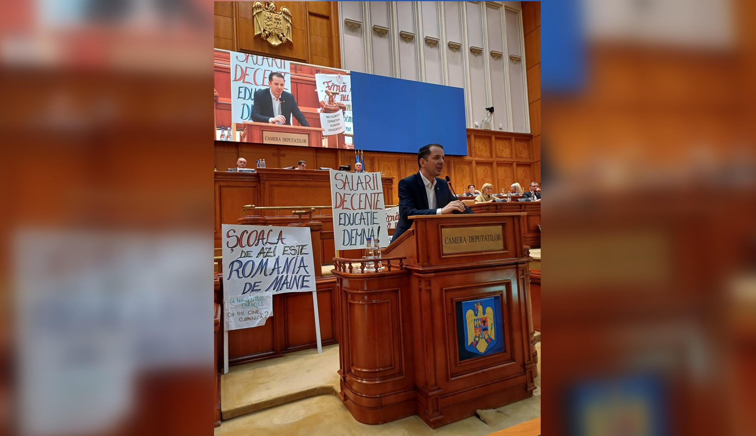 Scandal în Parlament. Deputații USR au adus pancartele profesorilor greviști. Deputat PNL: Aveți aceleași mesaje ca AUR