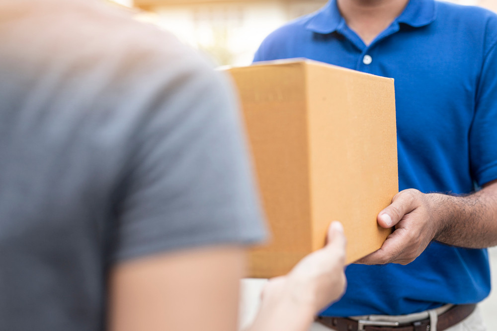 Guvernul Bolojan introduce "taxa Temu": Toate coletele aduse din afara UE vor fi taxate, dacă valorează sub 150 euro