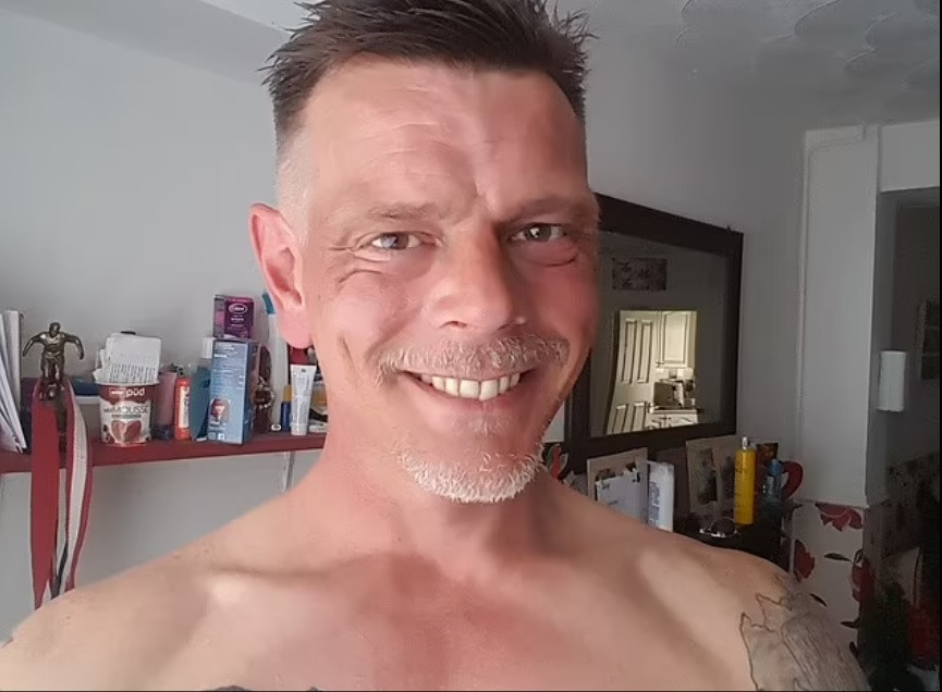 Reacția unui tânăr după ce a aflat că este înșelat de soție chiar cu tatăl său. Femeia este acum însărcinată cu gemeni